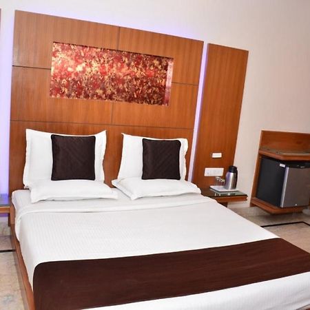 Hotel Basera Brij Bhoomi Вріндаван Екстер'єр фото