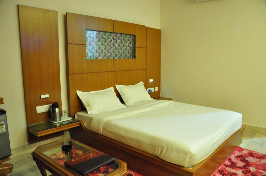 Hotel Basera Brij Bhoomi Вріндаван Номер фото